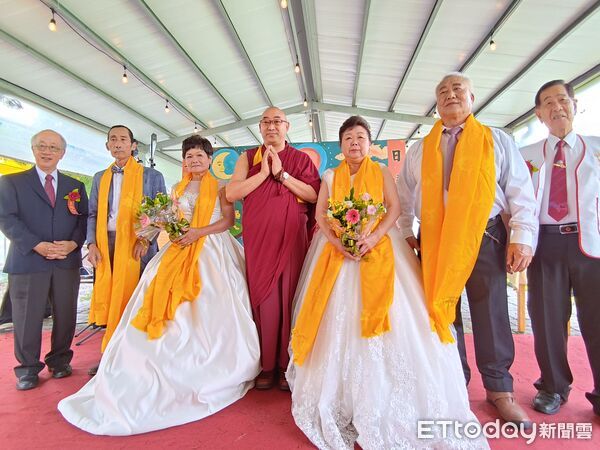 ▲雲林家扶中心為結褵近半世紀阿公阿嬤舉辦「攜手一生」婚禮，一圓兩對祖父母婚紗之夢。（圖／記者游瓊華翻攝）