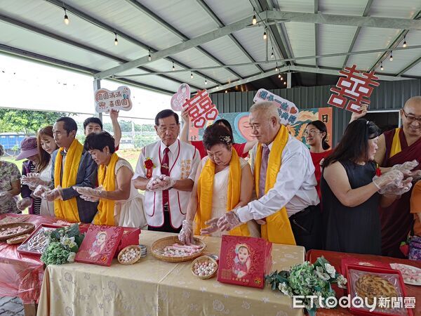 ▲雲林家扶中心為結褵近半世紀阿公阿嬤舉辦「攜手一生」婚禮，一圓兩對祖父母婚紗之夢。（圖／記者游瓊華翻攝）