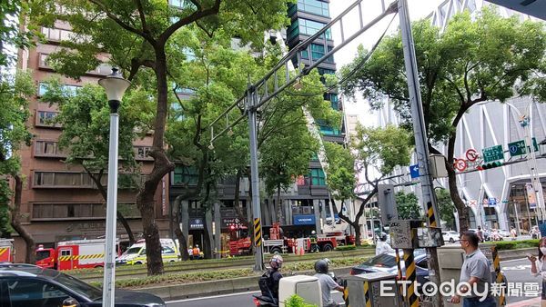 ▲▼她心情不佳坐在北市中山區大樓外牆，警消勸阻喊話解除危機。（圖／記者黃彥傑攝）