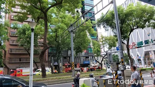 ▲▼她心情不佳坐在北市中山區大樓外牆，警消勸阻喊話解除危機。（圖／記者黃彥傑攝）