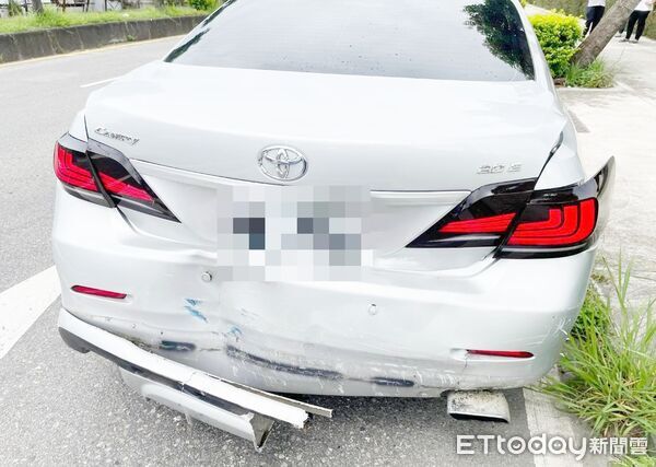 ▲桃園市廖姓男子17日下午開車經過大園區青昇路一段時，疑似未注意前方狀況撞上等紅燈自小客車，導致前方車尾保險桿與板金嚴重凹陷受損。（圖／記者沈繼昌翻攝）