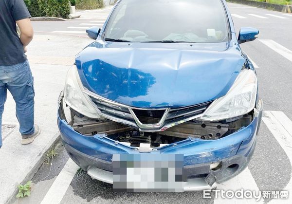▲桃園市廖姓男子17日下午開車經過大園區青昇路一段時，疑似未注意前方狀況撞上等紅燈自小客車，導致車頭嚴重受損。（圖／記者沈繼昌翻攝）
