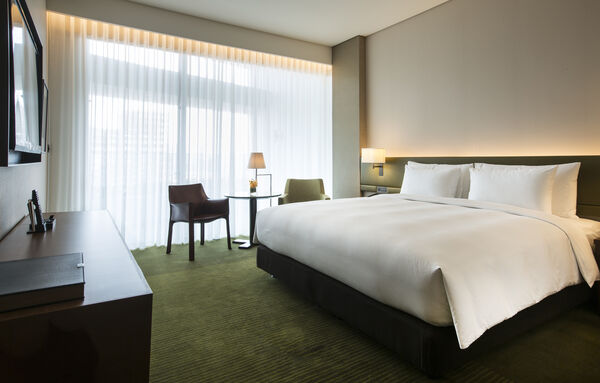 ▲eslite hotel誠品行旅限時開賣「618 期間限定住房專案」，雅緻客房5,555元起，經典客房7,777元、行政套房每房每晚9,999元。（圖／業者提供）