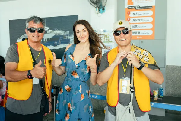 ▲▼《歐吉桑騎士》瑞莎（中）感謝李銘順（左）及李銘忠幫忙照顧小朋友。（圖／公視提供）