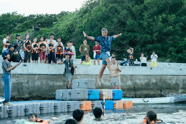 ▲▼《歐吉桑騎士》瑞莎（中）感謝李銘順（左）及李銘忠幫忙照顧小朋友。（圖／公視提供）