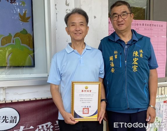 ▲服務學校滿30年的幹事劉和振，在退休之際獲頒特製畢業證書。（圖／記者楊晨東翻攝）