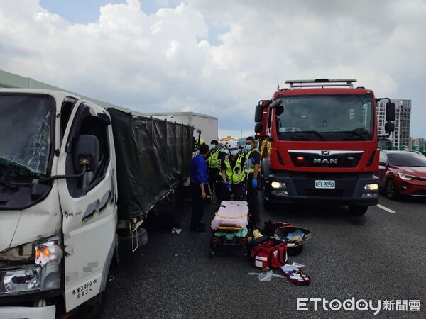 ▲▼台74線發生3車追撞意外，1人命危送醫搶救不治。（圖／民眾提供，下同）