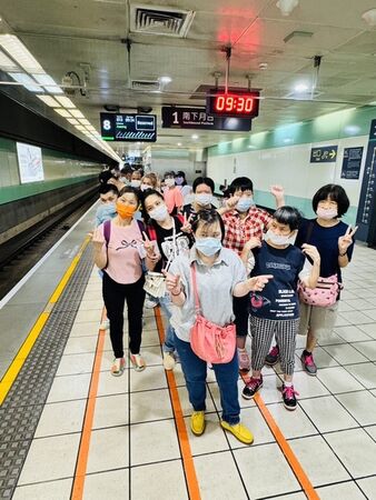 ▲高鐵桃園站協助方舟教養院台中一日行
