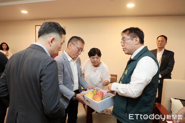 ▲日本QUEEN`S ISETAN社長雨宮隆一親訪台南市政府，與市長黃偉哲共商農產上架計畫。（記者林東良翻攝，下同）