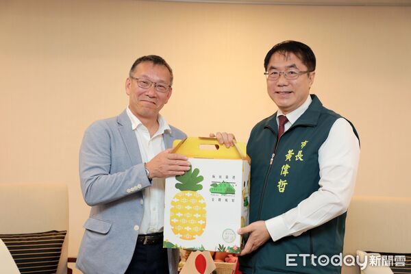▲日本QUEEN`S ISETAN社長雨宮隆一親訪台南市政府，與市長黃偉哲共商農產上架計畫。（記者林東良翻攝，下同）