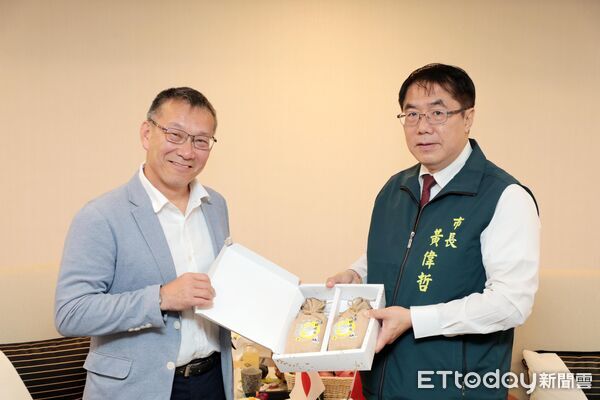 ▲日本QUEEN`S ISETAN社長雨宮隆一親訪台南市政府，與市長黃偉哲共商農產上架計畫。（記者林東良翻攝，下同）