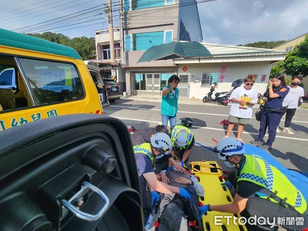 ▲▼快訊／苗栗娃娃車轉彎「2機車撞上」3傷　車上幼童大哭 。（圖／記者楊永盛翻攝）