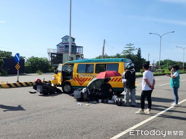 ▲▼快訊／苗栗娃娃車轉彎「2機車撞上」3傷　車上幼童大哭 。（圖／記者楊永盛翻攝）