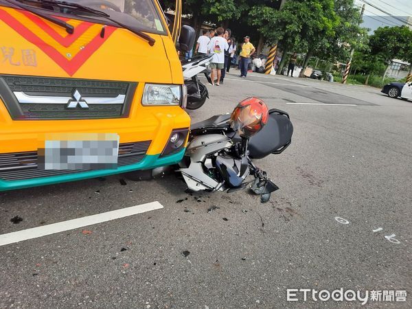 ▲▼快訊／苗栗娃娃車轉彎「2機車撞上」3傷　車上幼童大哭 。（圖／記者楊永盛翻攝）