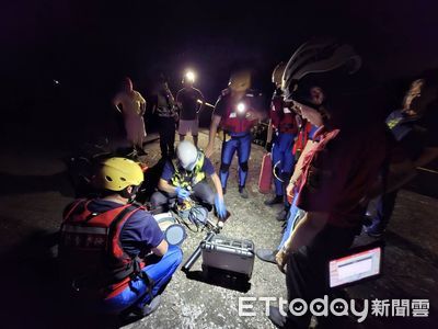溪水暴漲釣客難上岸!父衝河邊驚見他受困沙洲 消防成功救出