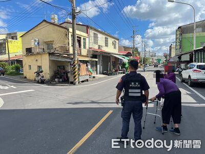 8旬嬤拄助行器不敢過馬路　里港警伸援手