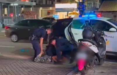 台南38歲男酒醉街頭大聲喧嘩 遭壓制上銬保護管束