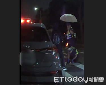 派出所長雨中保護車禍傷者 「龍貓雨中撐傘」超暖畫面曝