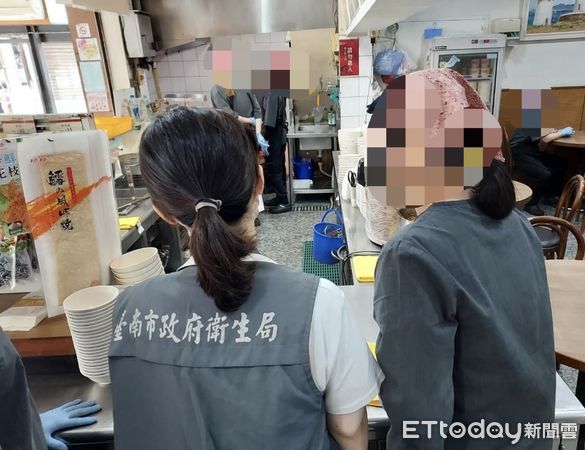 ▲台南市衛生局副局長林碧芬指出，已調閱4天監視影像，初步研判為店員個人行為，未發現回鍋食材再供消費者使用的跡證，已勒令店家限期改善作業環境缺失，否則依重罰。（圖／記者林東良翻攝，下同）