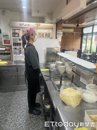 ▲台南市衛生局副局長林碧芬指出，已調閱4天監視影像，初步研判為店員個人行為，未發現回鍋食材再供消費者使用的跡證，已勒令店家限期改善作業環境缺失，否則依重罰。（圖／記者林東良翻攝，下同）