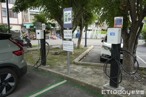 ▲南投市街頭設置的電車充電站。（圖／南投市公所提供）