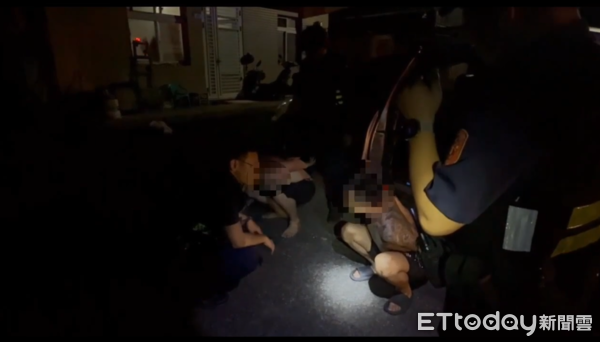▲▼淡水1死1傷火警爆案外案，2偷車賊離開火場，被捕時身上有燒燙傷。（圖／記者陳以昇翻攝）