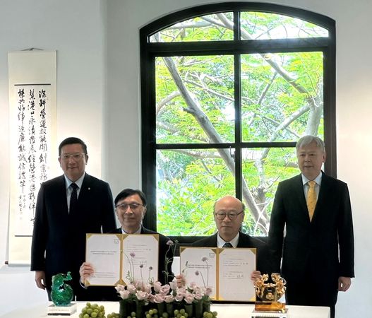 ▲圖左起陽明海運蔡豐明董事長、鴻明公司史美琦董事長、港務公司高雄分公司王派峰總經理、港務公司李賢義董事長在簽約典禮上。。（圖／港務公司提供）