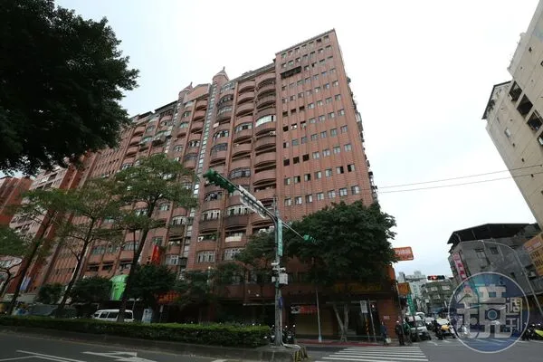 屋齡40年的海砂老屋「力霸皇家」社區，在6月初拆除，都更改建。（本刊資料照）