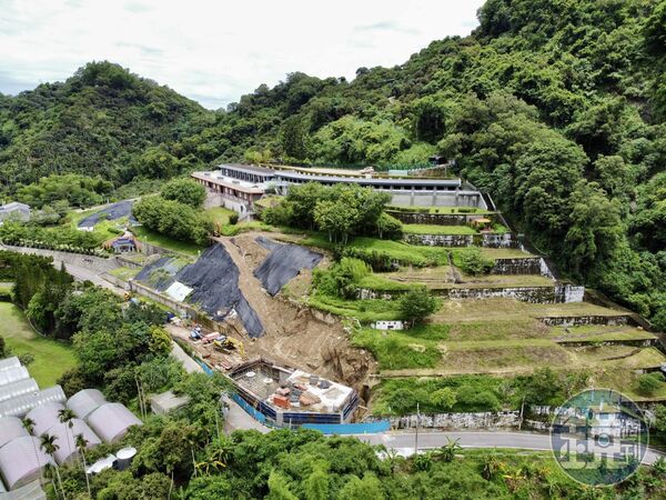 太平寶山原本是綠油油的一片，如今卻變成坍塌的邊坡、黃土和黑色的塑膠布。