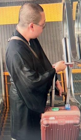 1名男子變裝當和尚，從日本成田機場免稅店夾帶560條加熱菸闖關回台。（翻攝畫面）