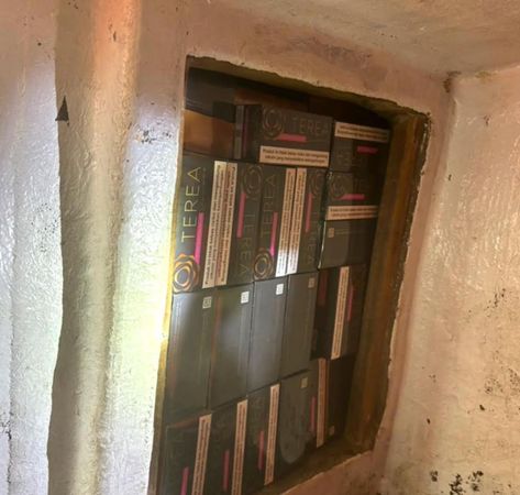 高雄一名郭姓船長，企圖以漁船密艙夾藏走私菸品闖關牟利。（翻攝畫面）