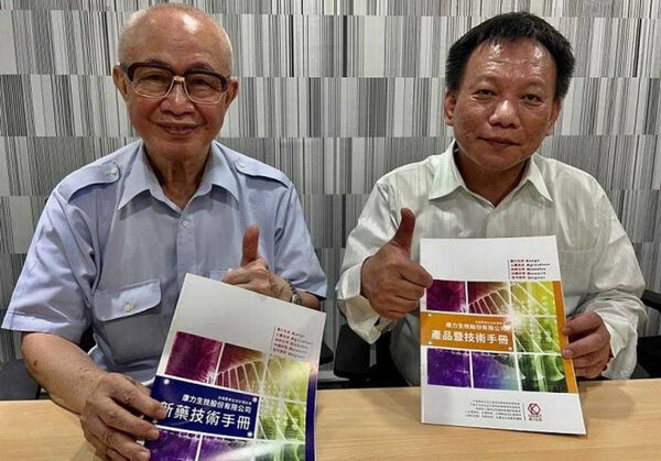 康力生技創辦人李世強（右）與康力生技研發長陳介甫，宣揚植物新藥將赴美取得認證並上市。（圖／報系資料照）