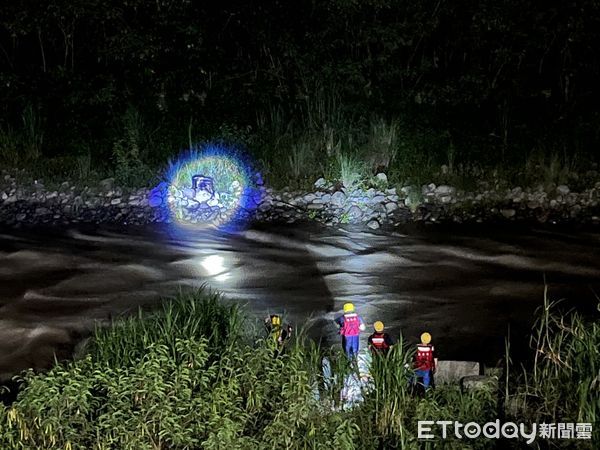 ▲陳姓釣客受困溪水暴漲的中港溪，消防人員抛擲救生衣平安將他救上岸。（圖／記者楊永盛翻攝）