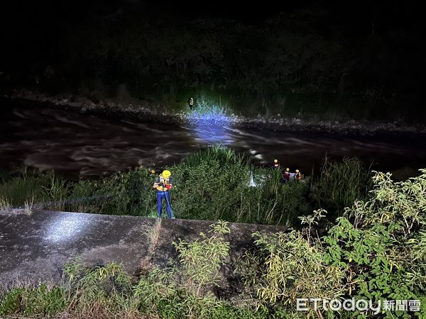 ▲陳姓釣客受困溪水暴漲的中港溪，消防人員抛擲救生衣平安將他救上岸。（圖／記者楊永盛翻攝）