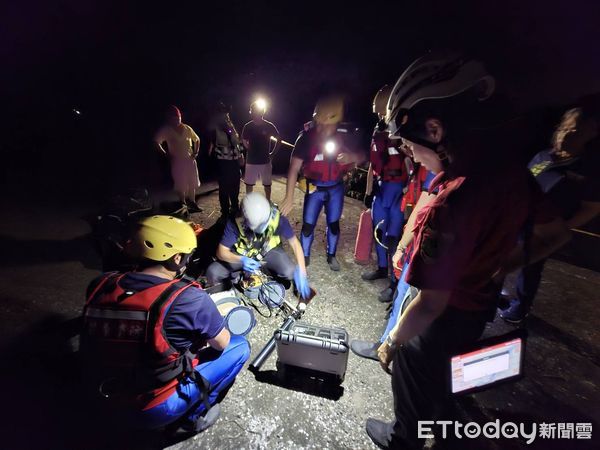 ▲陳姓釣客受困溪水暴漲的中港溪，消防人員抛擲救生衣平安將他救上岸。（圖／記者楊永盛翻攝）