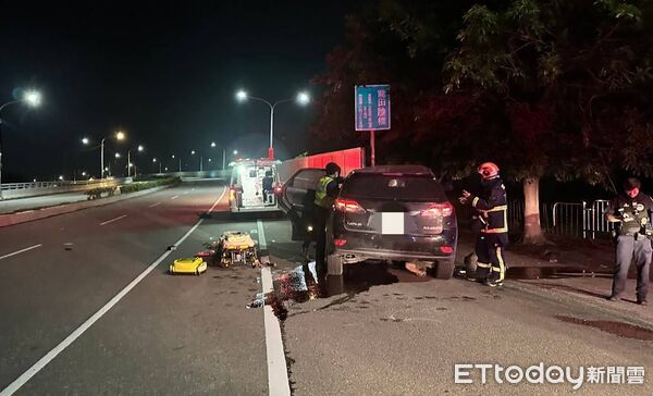 ▲▼龍井自小客車酒駕衝撞路橋護欄，車頭凹陷1死1命危。（圖／民眾提供，下同）
