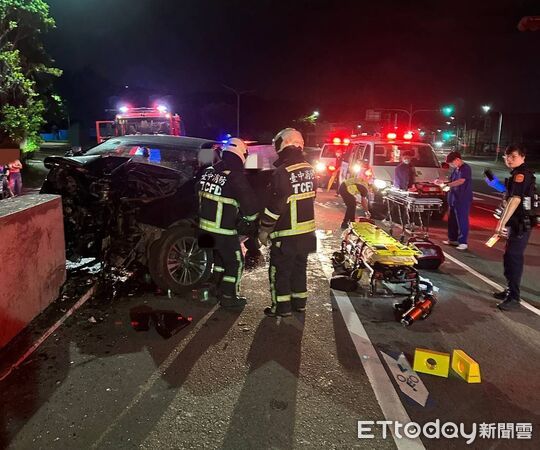 ▲▼龍井自小客車酒駕衝撞路橋護欄，車頭凹陷1死1命危。（圖／民眾提供，下同）