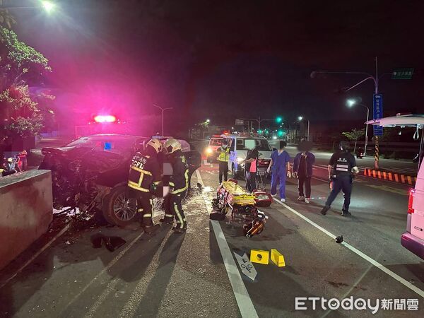 ▲▼龍井自小客車酒駕衝撞路橋護欄，車頭凹陷1死1命危。（圖／民眾提供，下同）