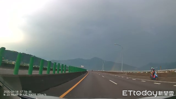 ▲有機車騎士雙載逆向騎上國道6號，讓其他用路人為之傻眼。（圖／翻攝「埔里人」臉書社團）