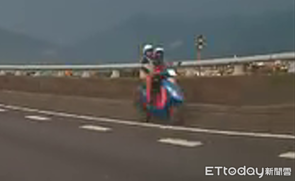 ▲有機車騎士雙載逆向騎上國道6號，讓其他用路人為之傻眼。（圖／翻攝「埔里人」臉書社團）