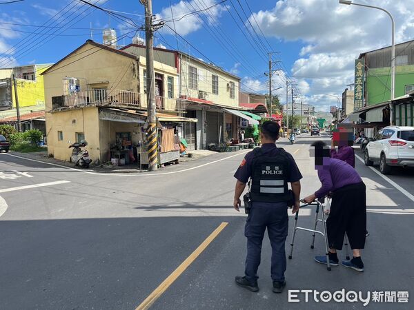 ▲里港警方協助阿嬤過馬路。（圖／記者陳崑福翻攝）
