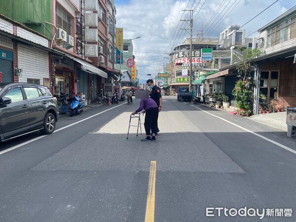 ▲里港警方協助阿嬤過馬路。（圖／記者陳崑福翻攝）