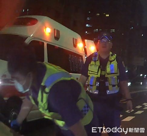 ▲▼ 台中永福派出所所長賴克温執勤返程途中遇車禍，冒雨撐傘守護傷者，溫馨畫面宛如《龍貓》雨夜場景。（圖／記者鄧木卿翻攝）
