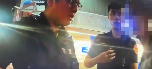▲台南市警二分局警方18日晚間於海安路勸導酒醉喧鬧男子，最終依法實施保護管束。（記者林東良翻攝，下同）
