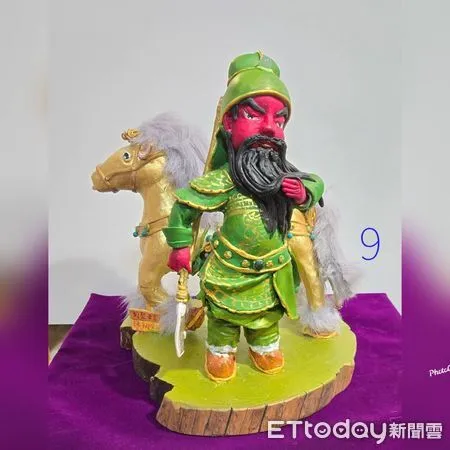 ▲宋冠宜捏塑關公持青龍揠月刀、騎赤兔馬神像。（圖／宋冠宜提供）