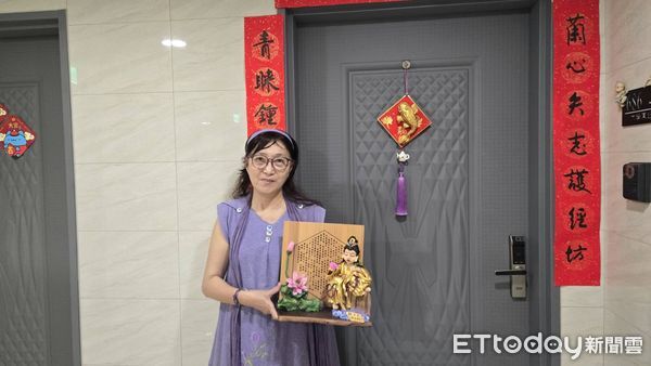 ▲宋冠宜捏塑關公持青龍揠月刀、騎赤兔馬神像。（圖／宋冠宜提供）