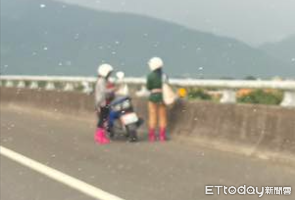 ▲誤闖國道6號的機車駕駛和乘客竟暫停路肩、下車走動。（圖／王姓民眾提供）