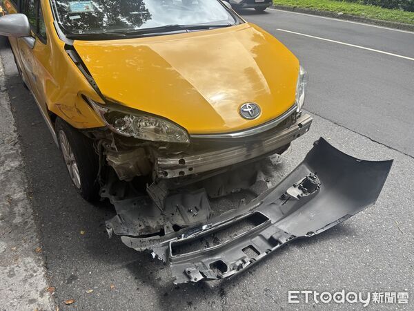 ▲大安區計程車疑因煞車失靈追撞公車、幸無人受傷。（圖／記者張君豪翻攝）