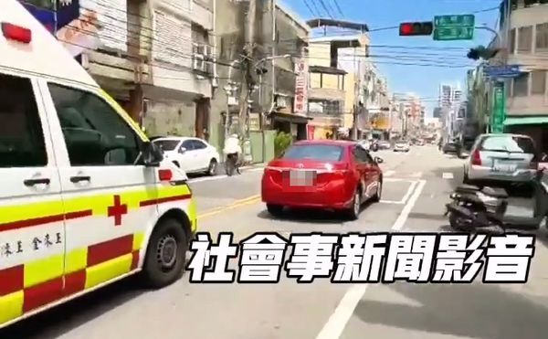 ▲▼救護車鳴笛30秒，前方車輛堅不讓道，警方開罰3千6百元並吊銷駕照。（圖／翻自社會事新聞影音）
