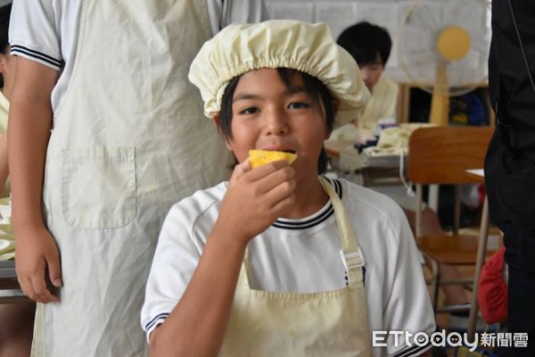 ▲台南鳳梨送到日本熊本宇土市，學童吃得津津有味直呼好甜！（記者林東良翻攝，下同）